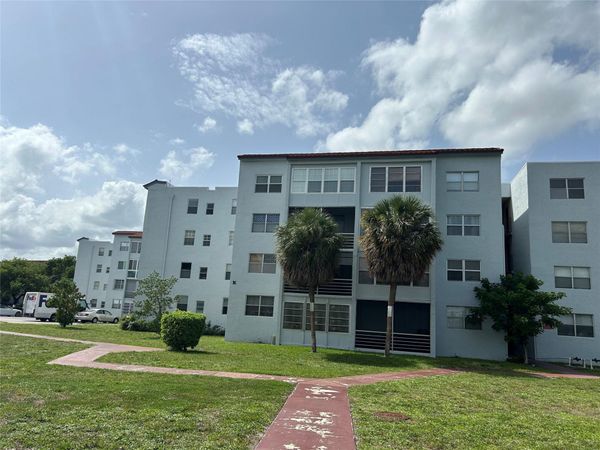 2860 Somerset Drive, Unit 311k, Lauderdale Lakes, FL 33311