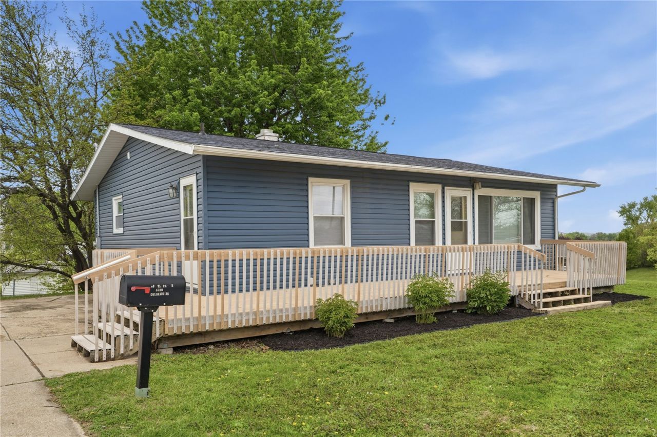 5700 Colorado Dr Sw, Cedar Rapids, IA 52404 Main Photo