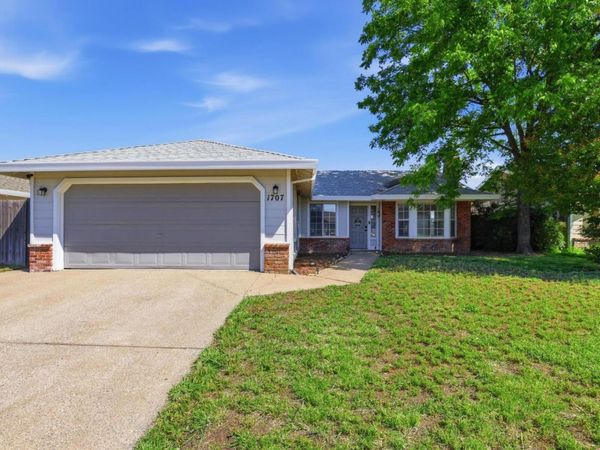 1707 Chateau Dr, Olivehurst, CA 95961