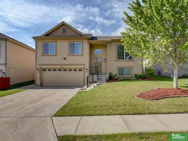 9113 Black Street, Omaha, NE 68122