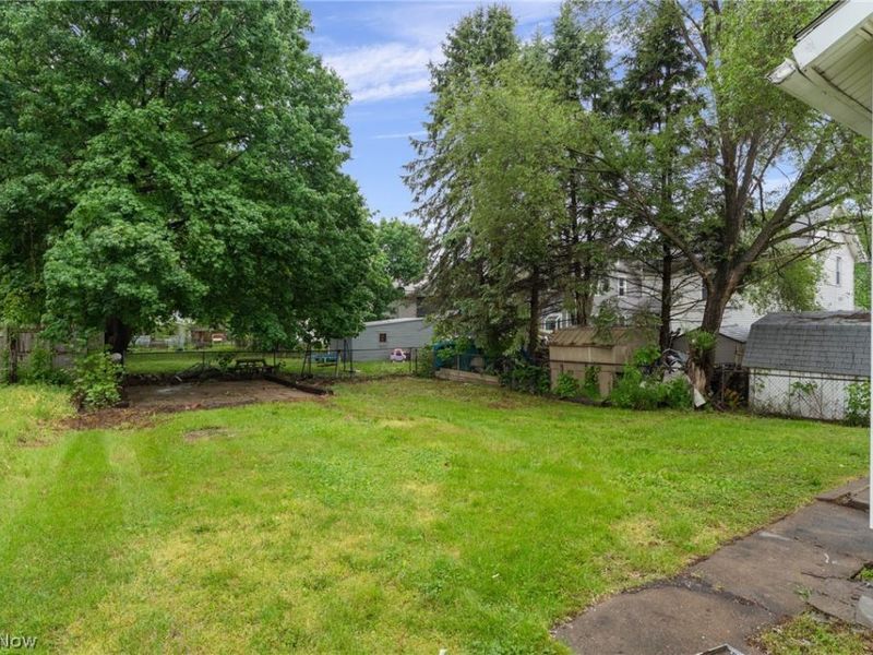 329 Girard Avenue NE, Canton, OH 44704 Photo 5