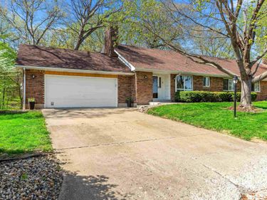 1B COUNTRY CLUB Court, Pekin, IL 61554