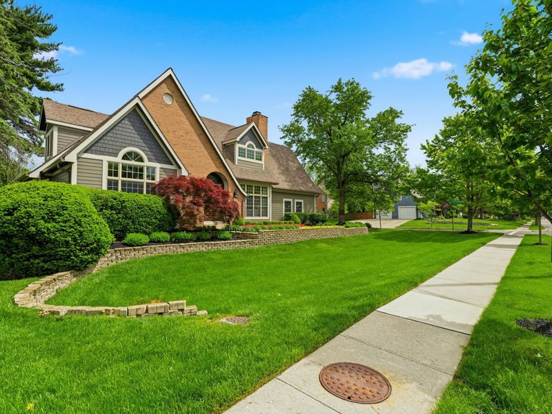 2350 Zollinger Road, Upper Arlington, OH 43221 Photo 2