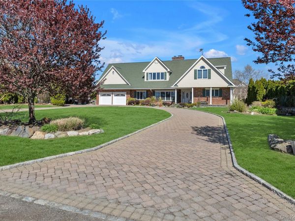 227 W Islip Road , West Islip, NY 11795