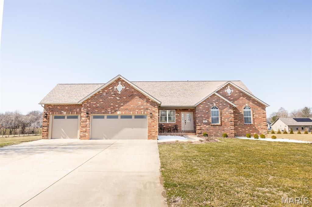 5 Pioneer Trail , Glen Carbon, IL 62034 Main Photo