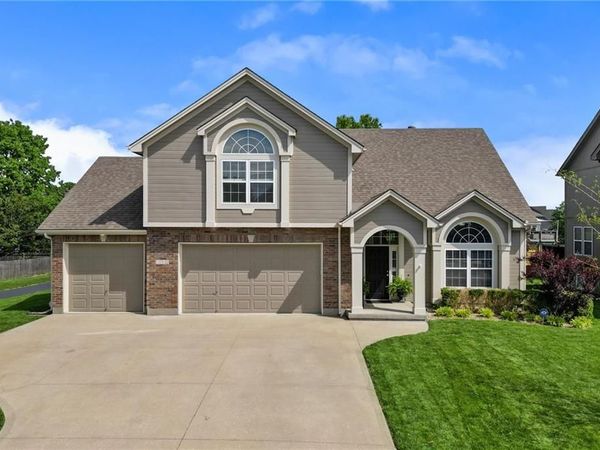 2209 NE Wyndham Drive, Blue Springs, MO 64029