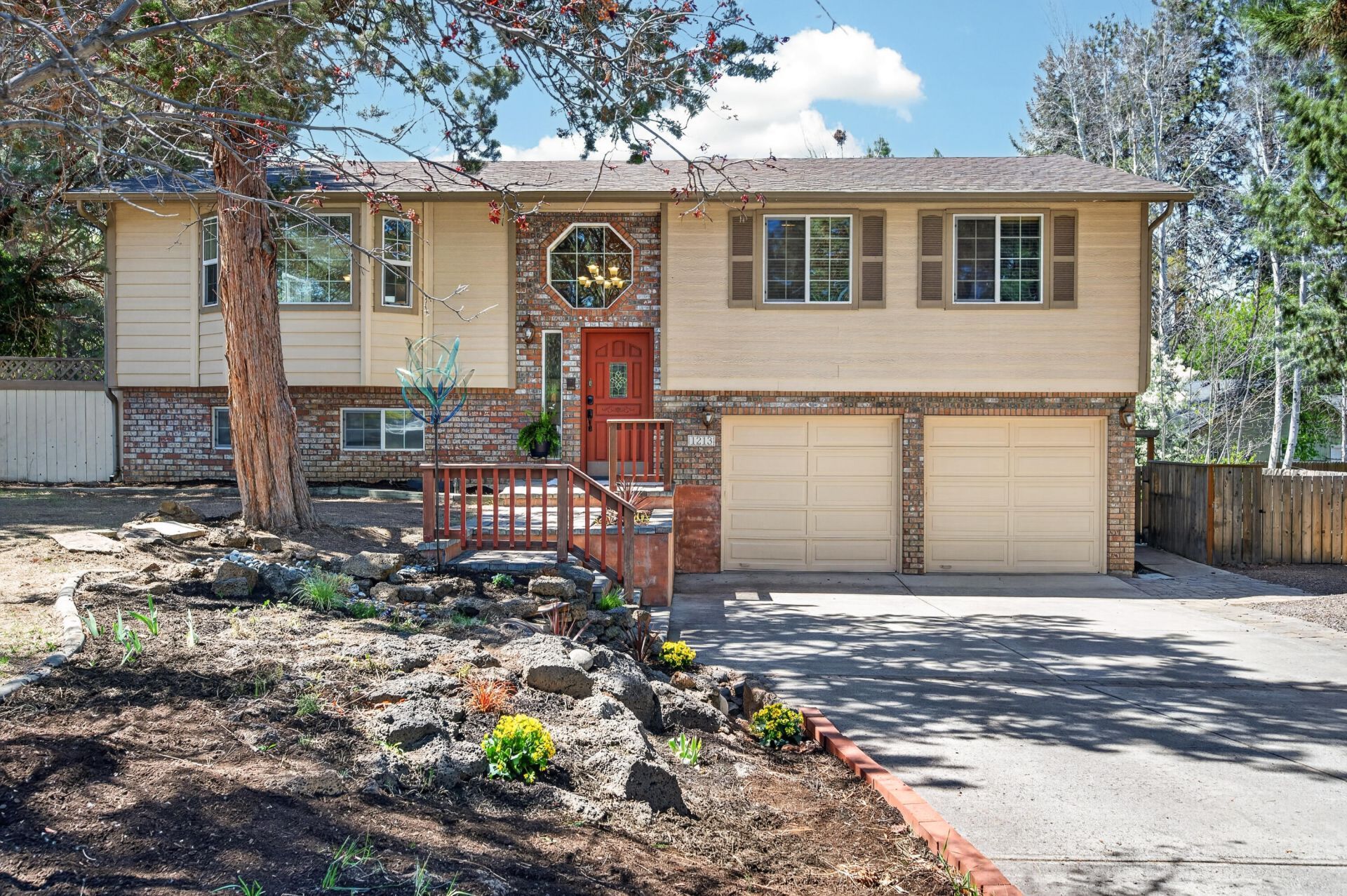 1213 SE Teakwood Drive, Bend, OR 97702 Main Photo