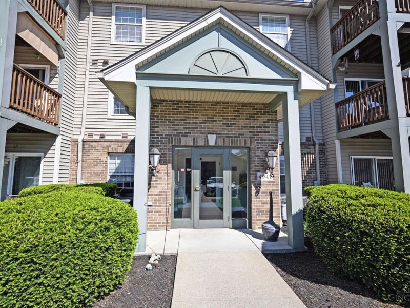 4941 N Arbor Woods Court, Unit 105, Cincinnati, OH 45248 Photo 3