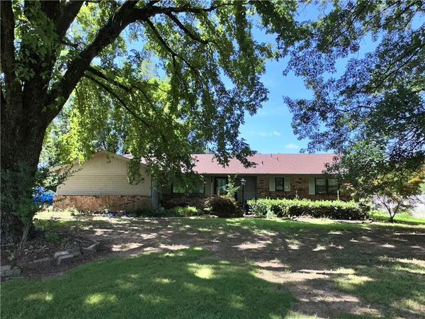 2605 W Commercial Street , Ozark, AR 72949