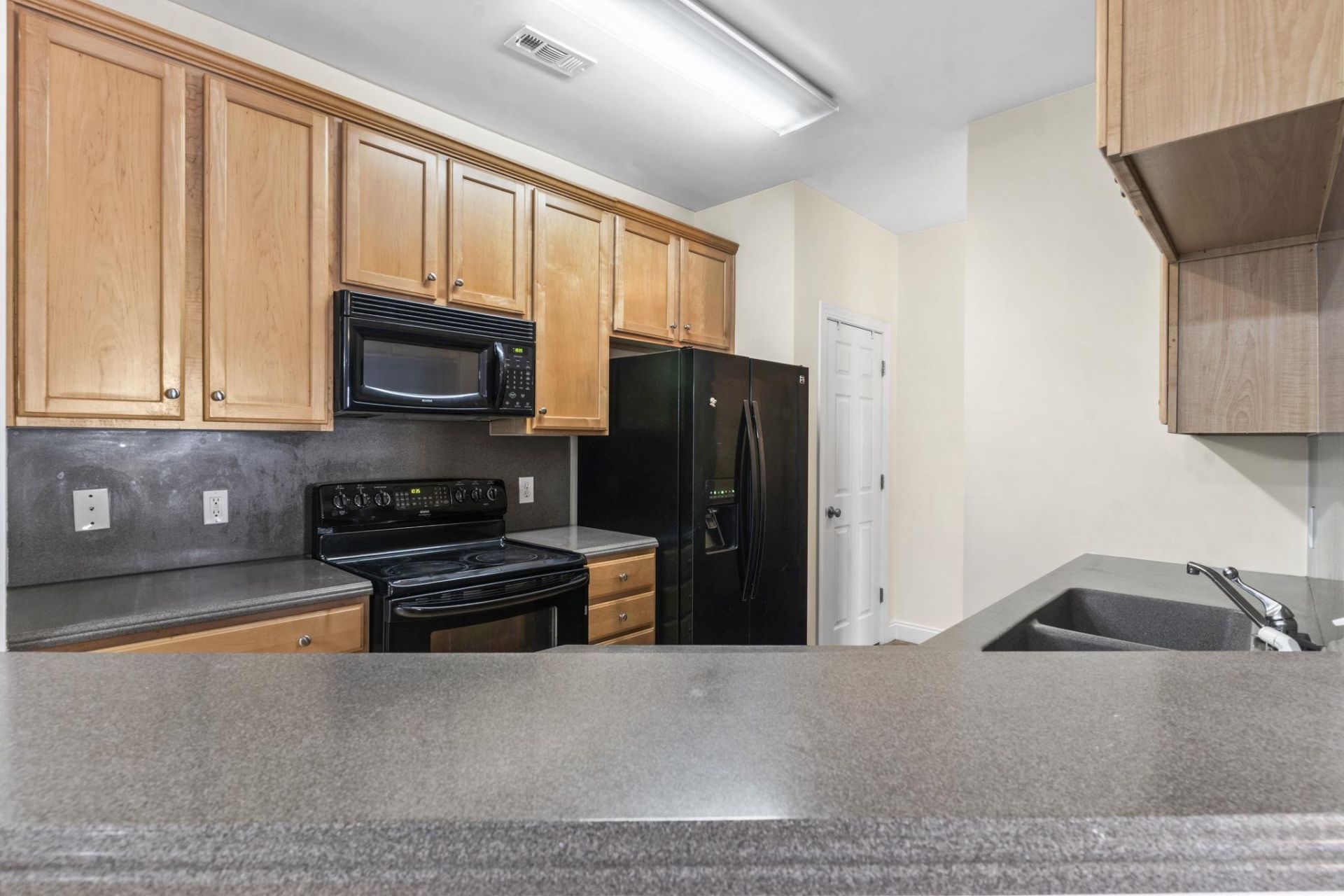 2073 Silvercrest Dr.  Photo 4