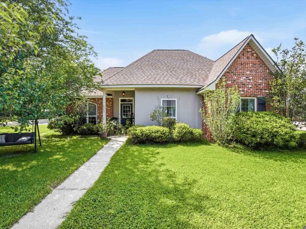 2047 Falconcrest Dr, Denham Springs, LA 70726