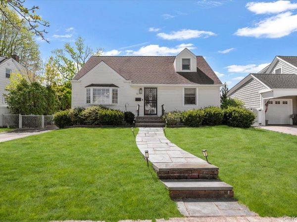 10 Lea Place , Albertson, NY 11507