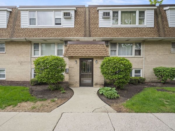 9911 W 58th Street, Unit 2, Countryside, IL 60525