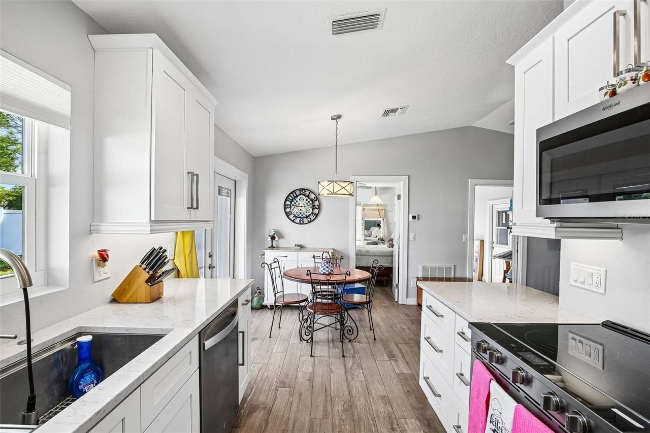4390 Trout Drive Se, Saint Petersburg, FL 33705 Photo