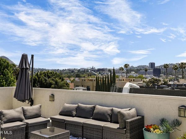 10740 Moorpark Street, Unit 304, Toluca Lake, CA 91602