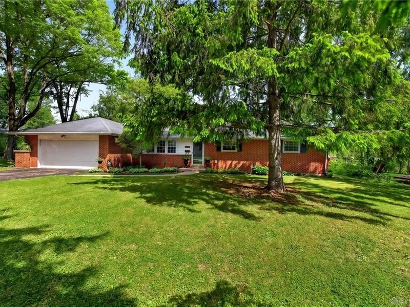 4200 Sugarcreek Drive, Bellbrook, OH 45305 Photo 2