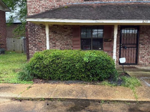 823 N Woodbury Road, Jackson, MS 39206