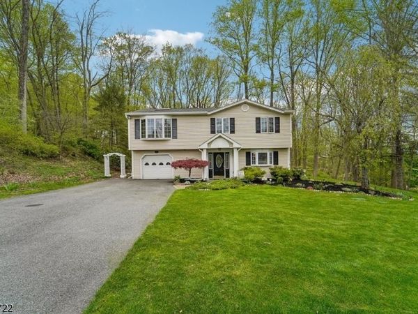 42 Scenic Dr, Green, NJ 07821
