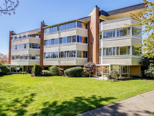 9900 Fifth St, Unit #301, Sidney, BC V8L 2X3