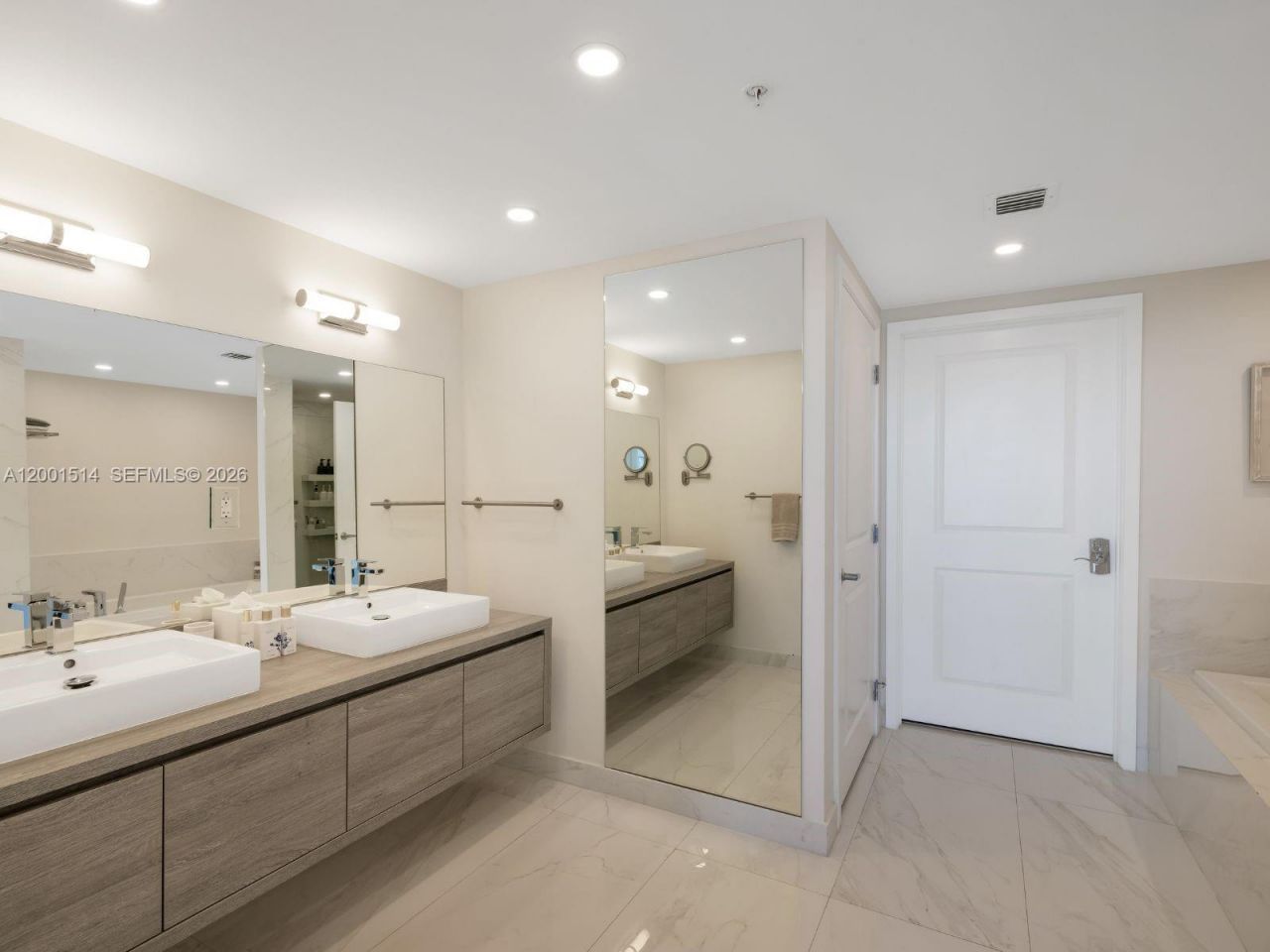 400 Sunny Isles Blvd, Unit 1416, Sunny Isles Beach, FL 33160 Photo