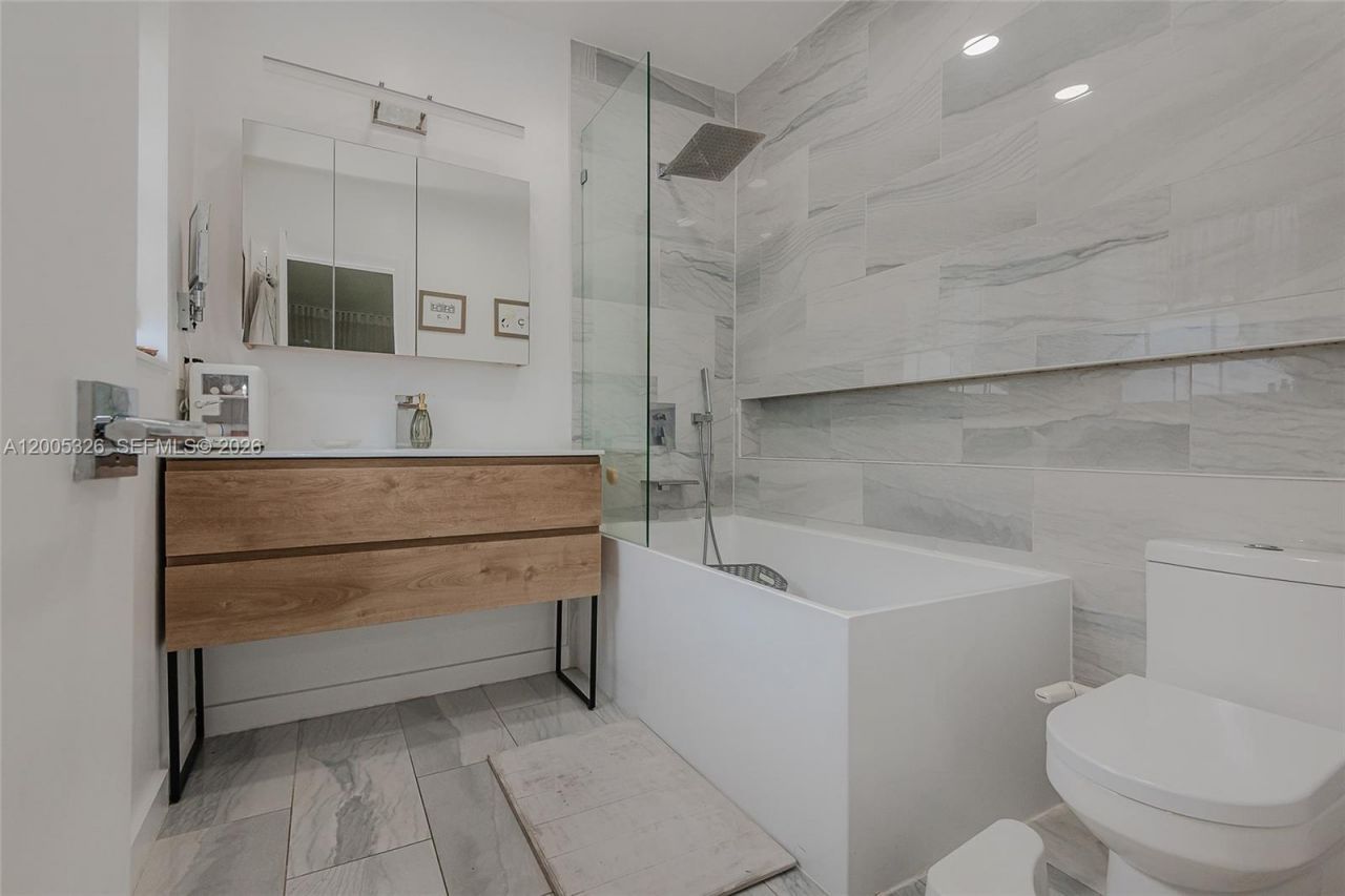 9048 Carlyle Ave, Surfside, FL 33154 Photo