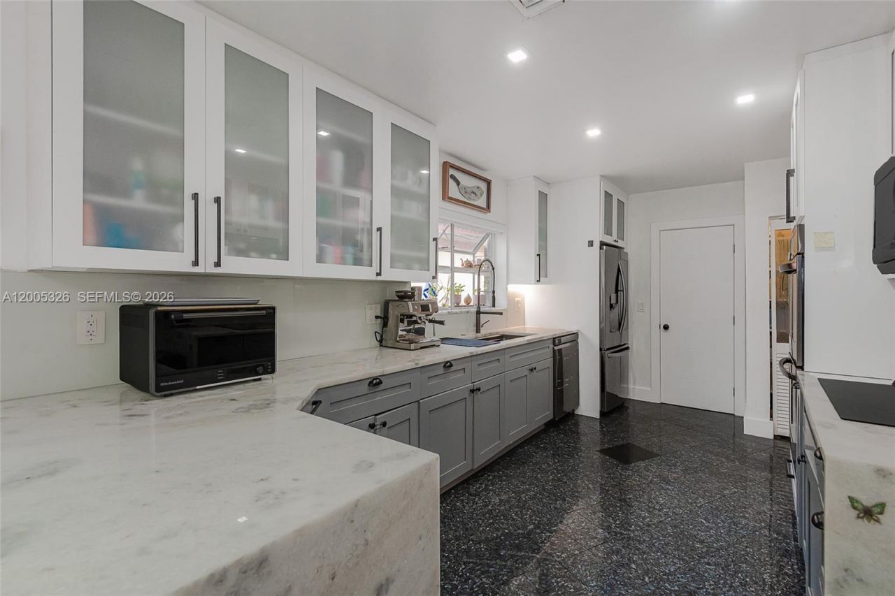 9048 Carlyle Ave, Surfside, FL 33154 Photo