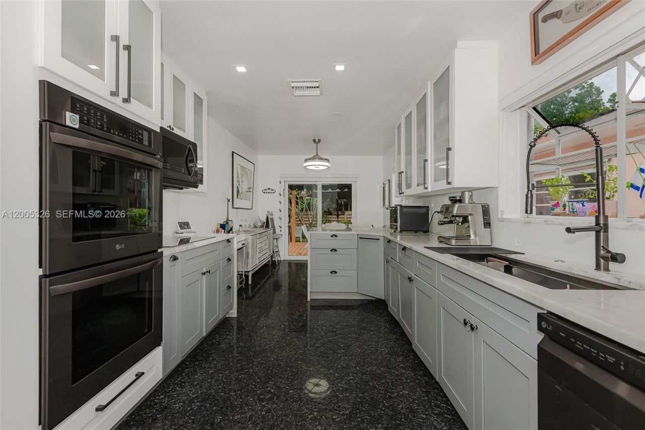 9048 Carlyle Ave, Surfside, FL 33154 Photo