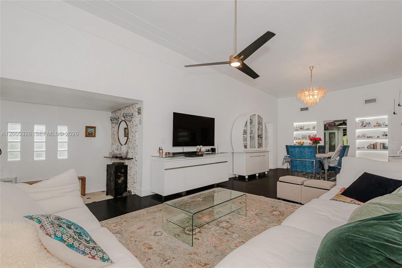 9048 Carlyle Ave, Surfside, FL 33154 Photo