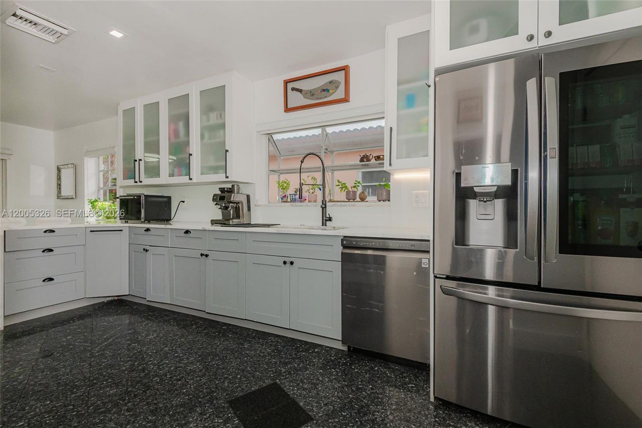 9048 Carlyle Ave, Surfside, FL 33154 Photo