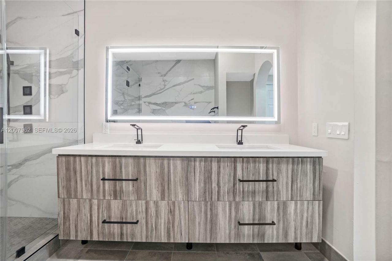 8334 NW 144th Ter, Miami Lakes, FL 33016 Photo