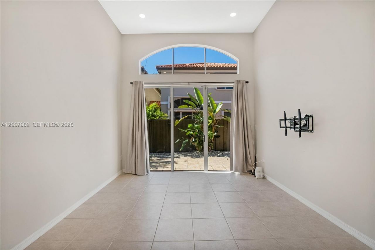 8334 NW 144th Ter, Miami Lakes, FL 33016 Photo