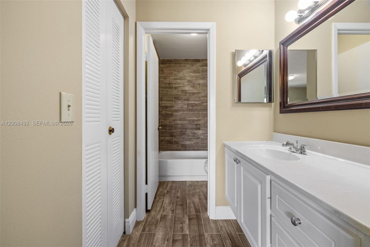 145 Lake Nancy Ln, Unit 230, West Palm Beach, FL 33411 Photo