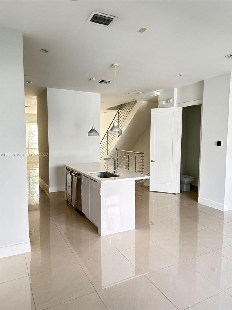 10471 NW 66th St , Doral, FL 33178 Photo