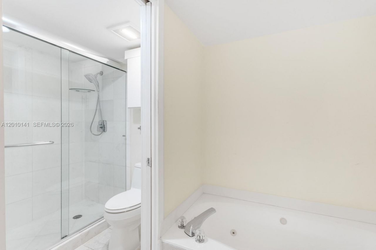 3500 Mystic Pointe Dr , Unit 302, Aventura, FL 33180 Photo