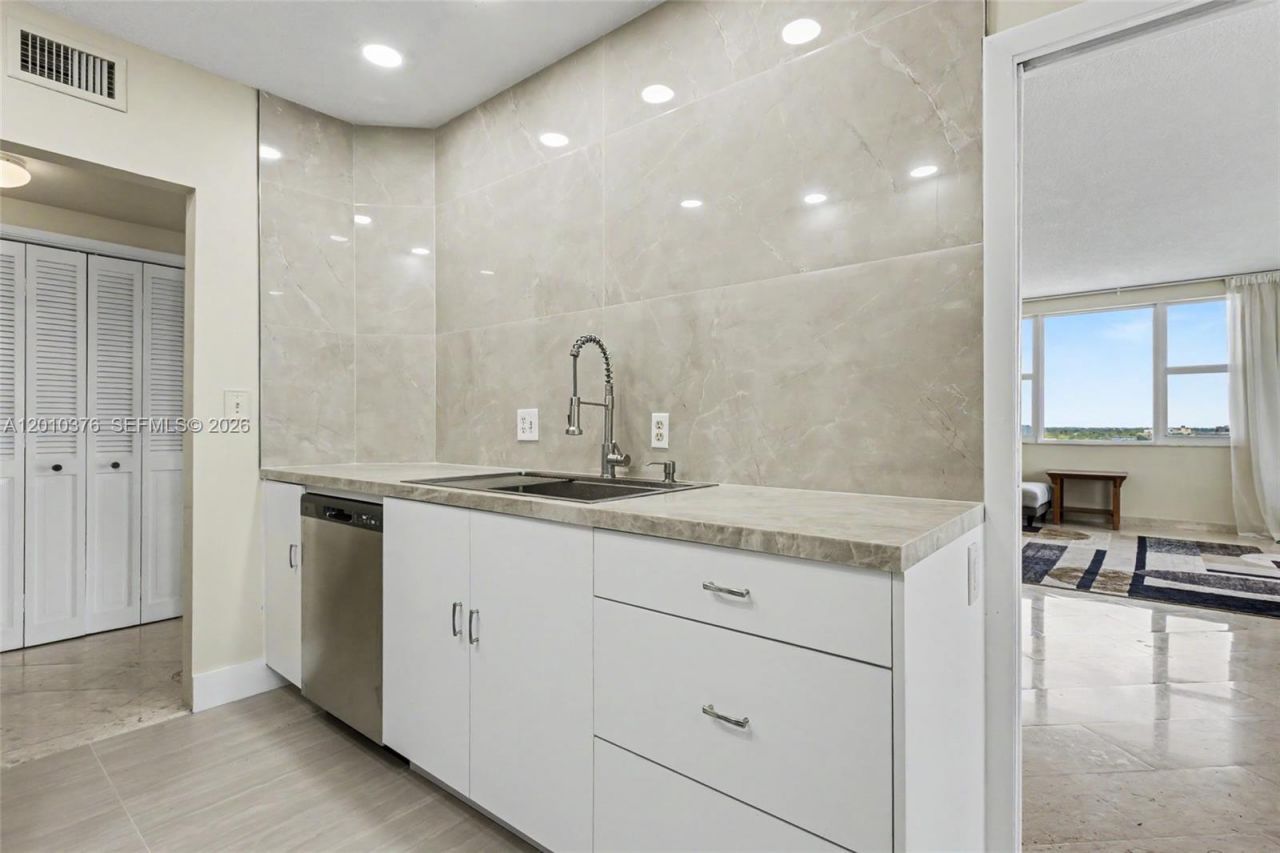 3800 Hillcrest Dr , Unit 1211, Hollywood, FL 33021 Photo