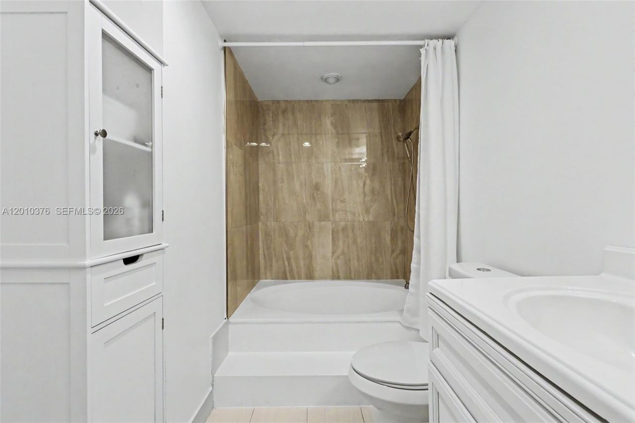 3800 Hillcrest Dr , Unit 1211, Hollywood, FL 33021 Photo