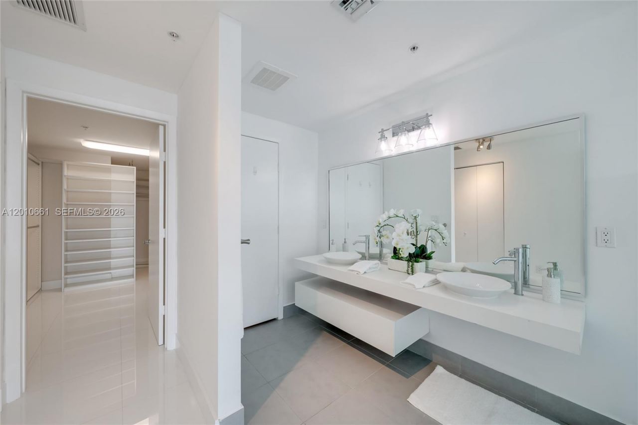 92 SW 3rd St , Unit 5202, Miami, FL 33130 Photo