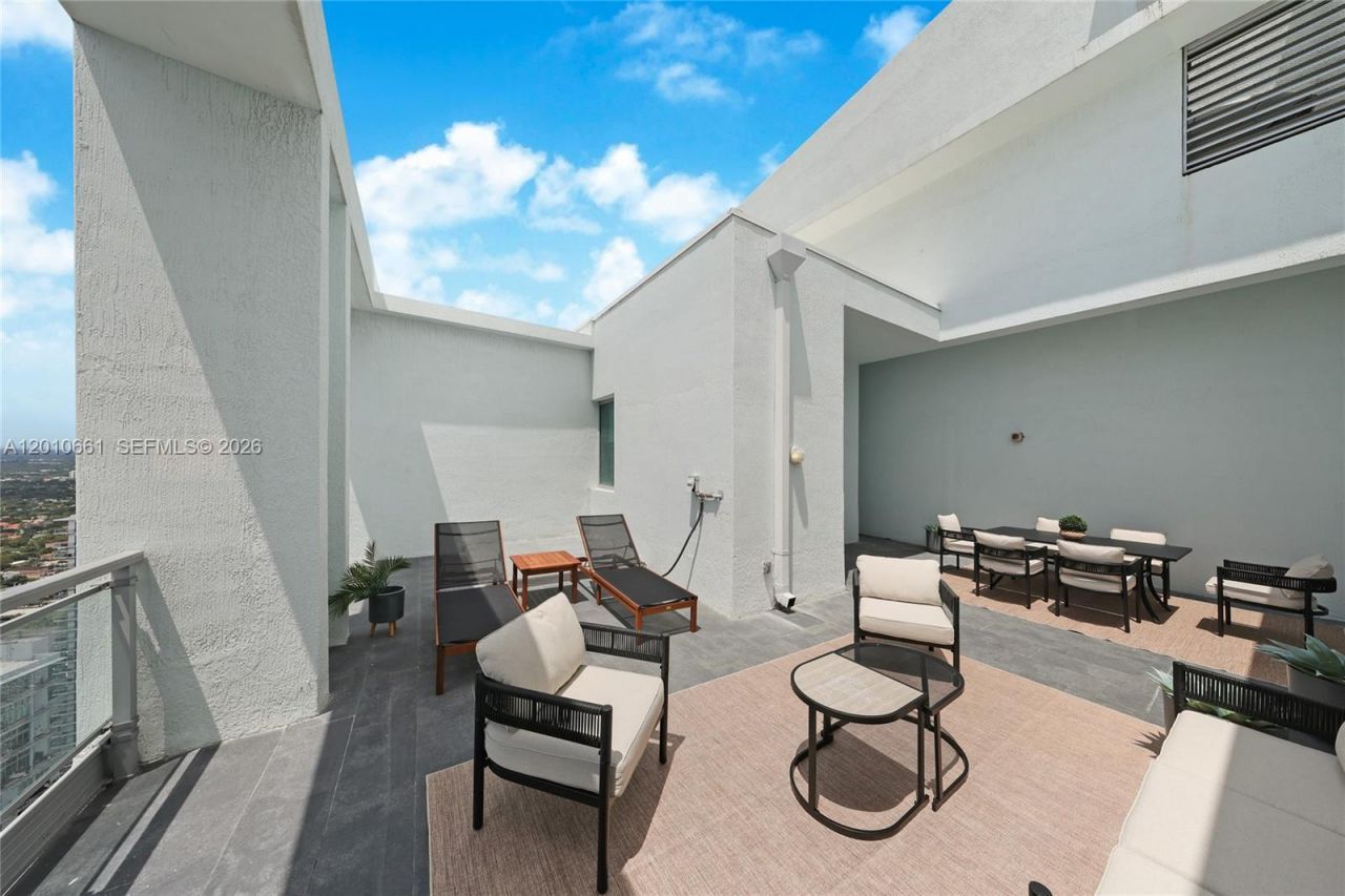 92 SW 3rd St , Unit 5202, Miami, FL 33130 Photo