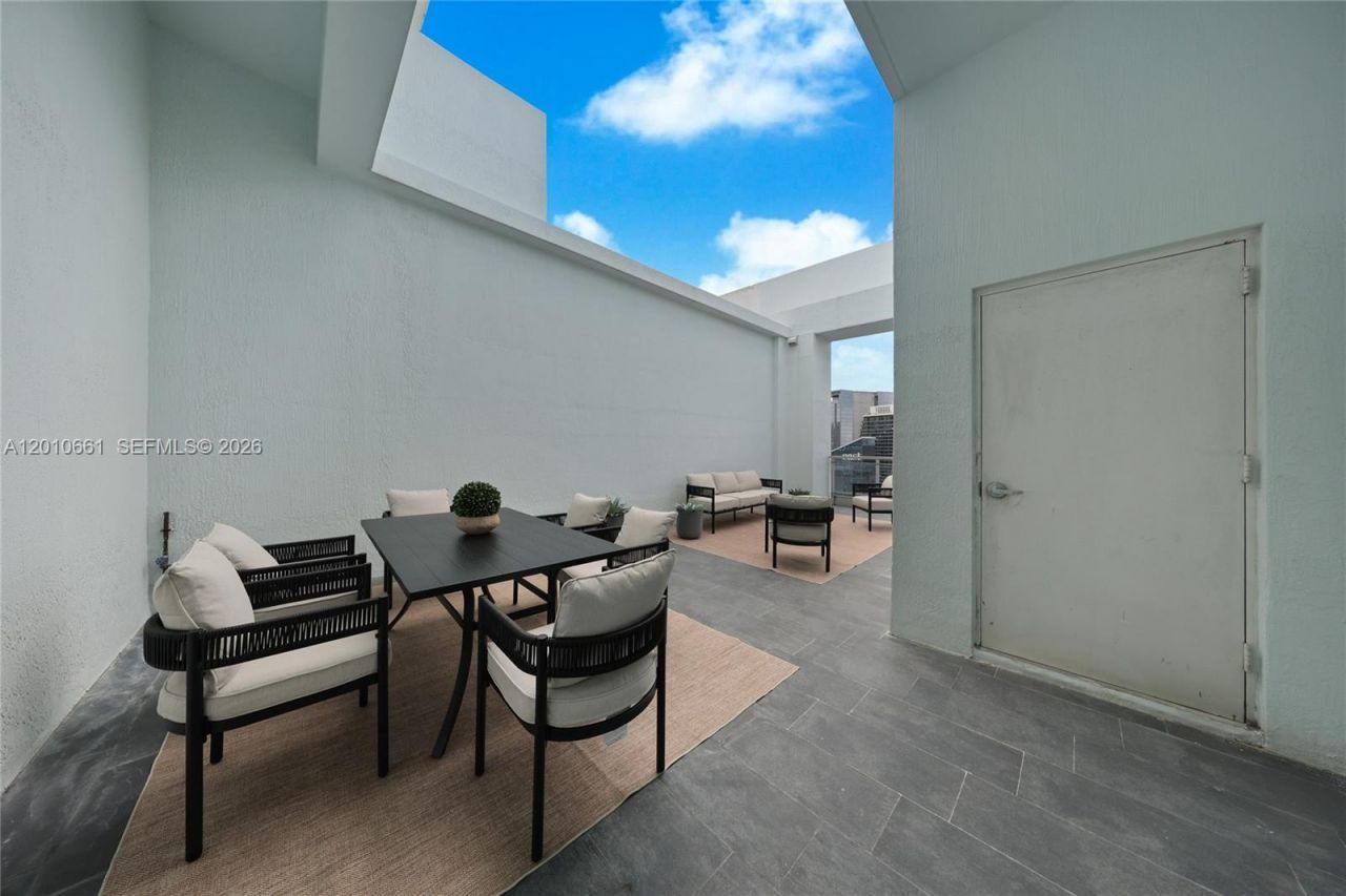 92 SW 3rd St , Unit 5202, Miami, FL 33130 Photo