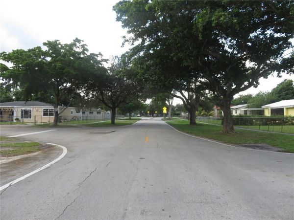 8277 NW 191st Ln , Hialeah, FL 33015