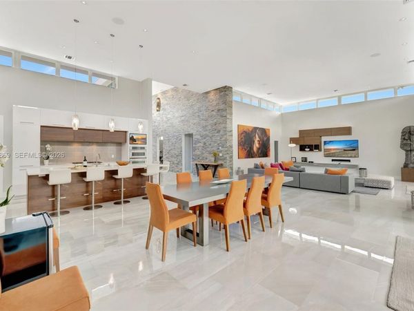 907 Diplomat Pkwy , Hallandale Beach, FL 33009