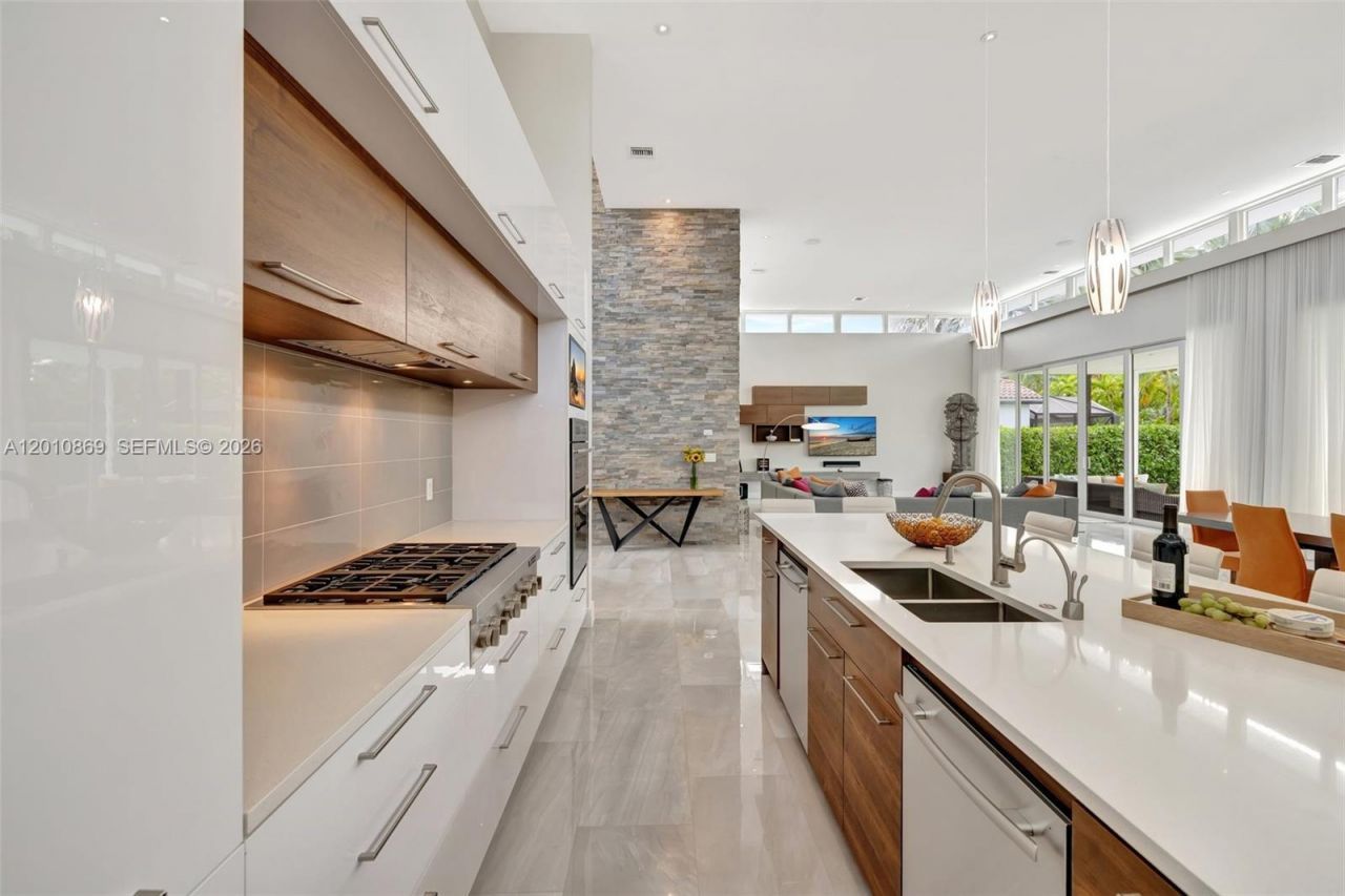 907 Diplomat Pkwy , Hallandale Beach, FL 33009 Photo