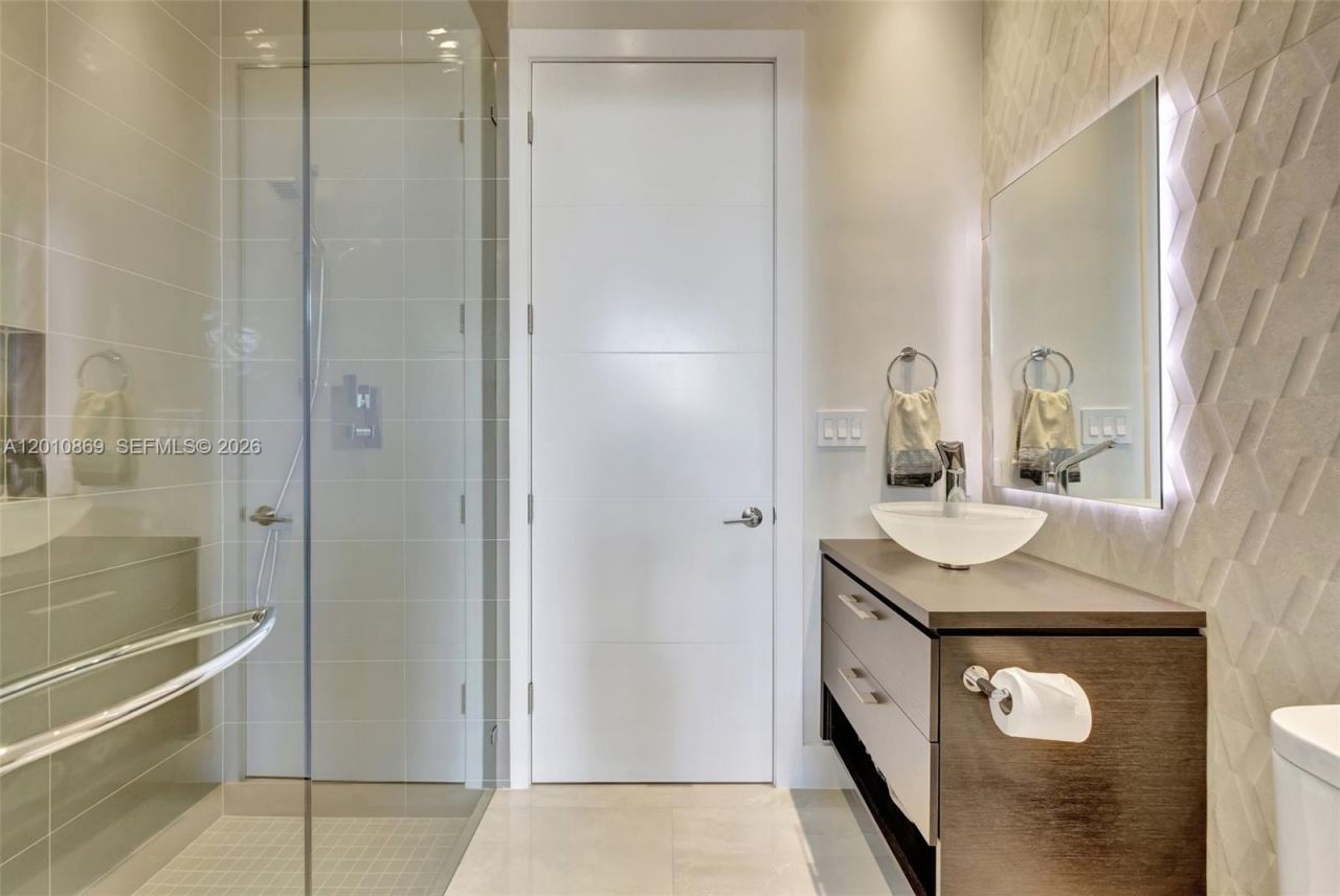 907 Diplomat Pkwy , Hallandale Beach, FL 33009 Photo