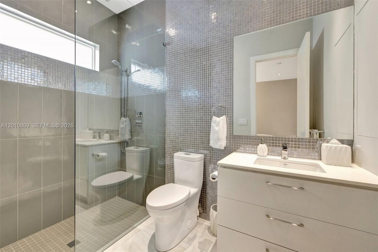 907 Diplomat Pkwy , Hallandale Beach, FL 33009 Photo