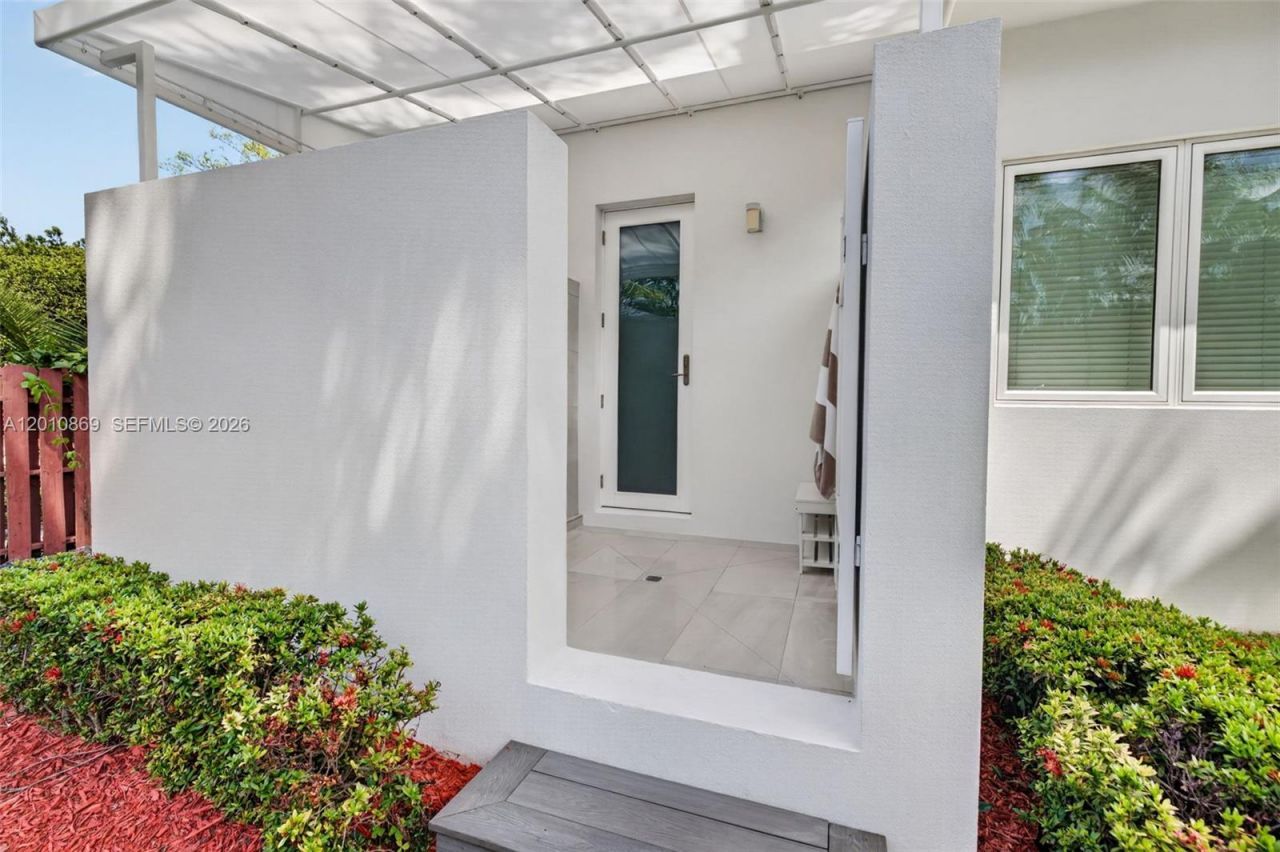 907 Diplomat Pkwy , Hallandale Beach, FL 33009 Photo