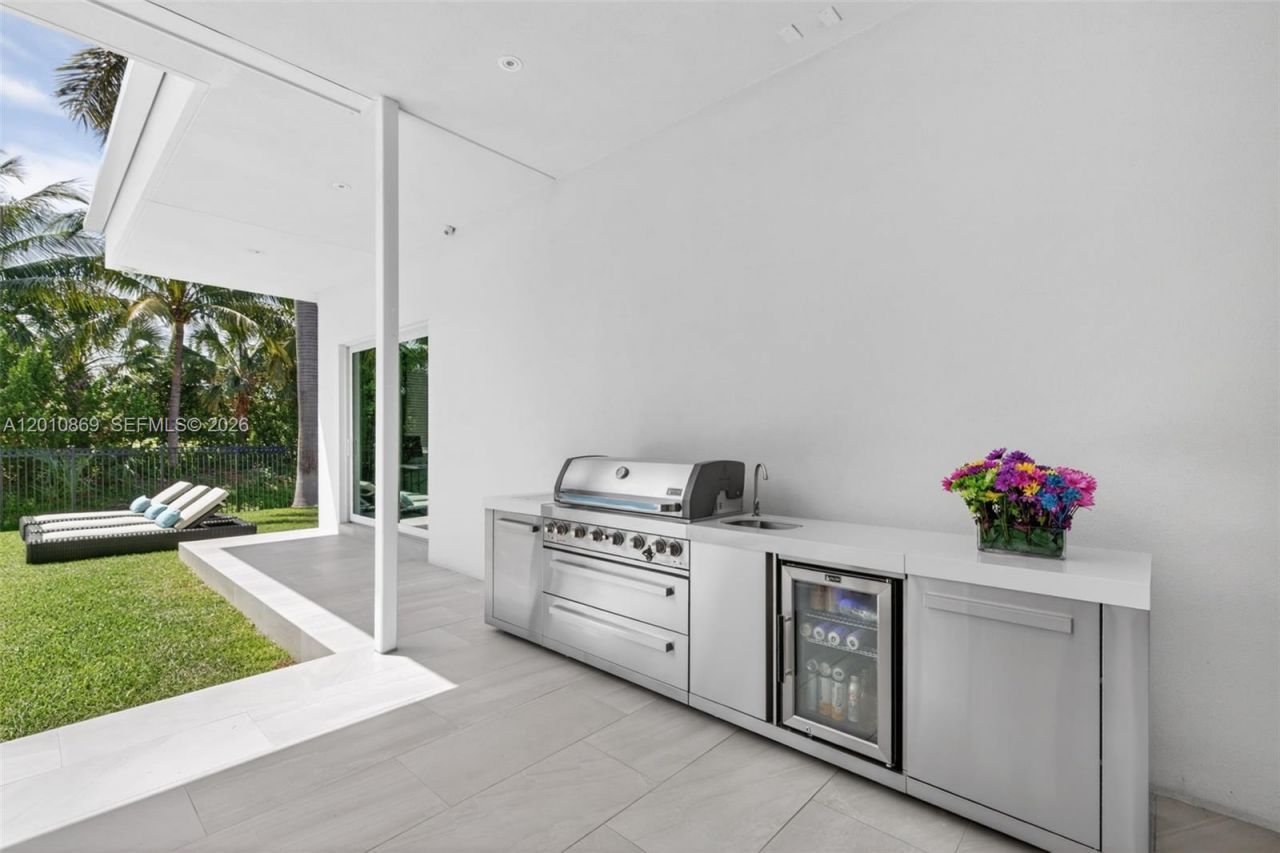 907 Diplomat Pkwy , Hallandale Beach, FL 33009 Photo