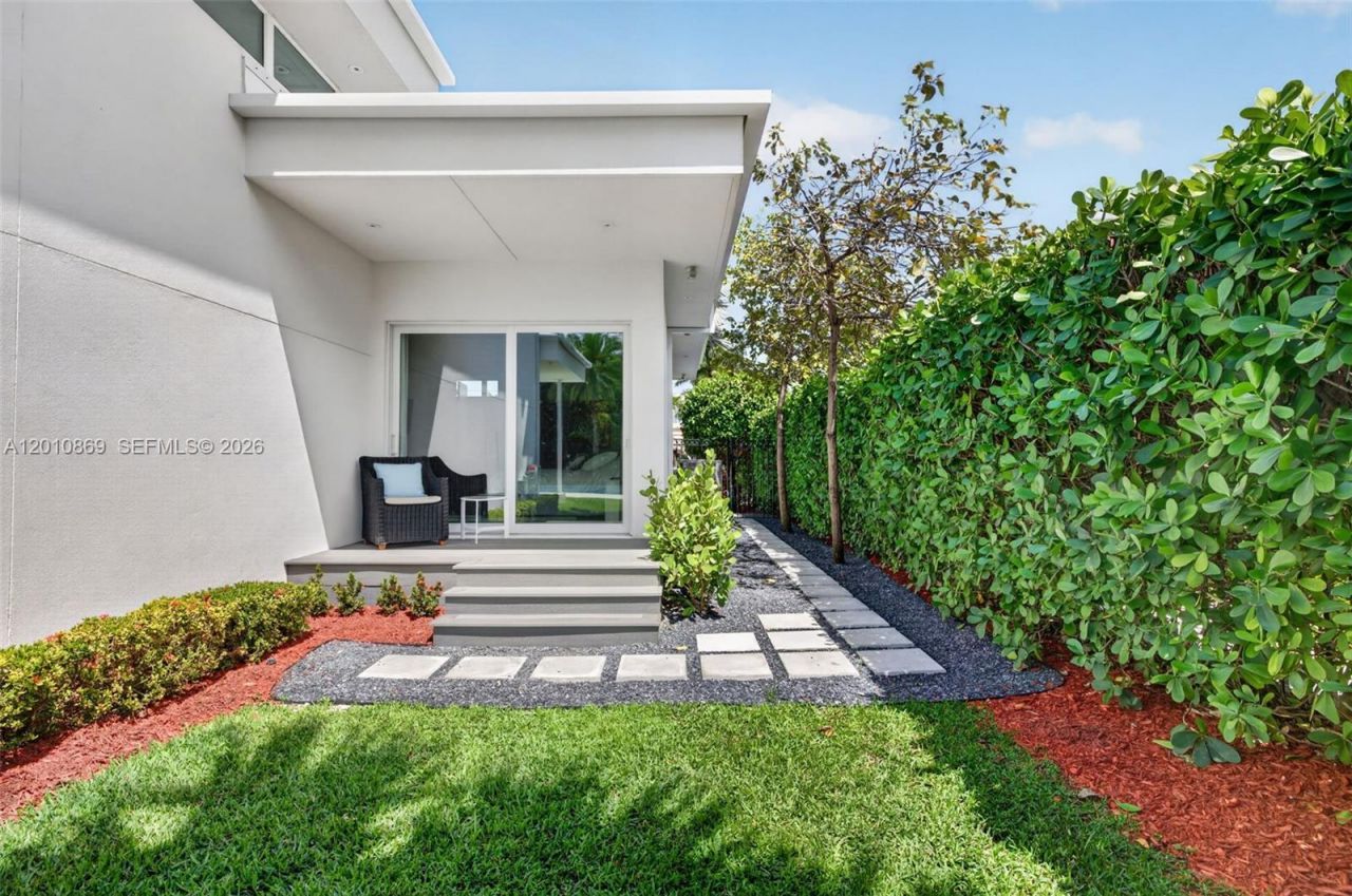 907 Diplomat Pkwy , Hallandale Beach, FL 33009 Photo