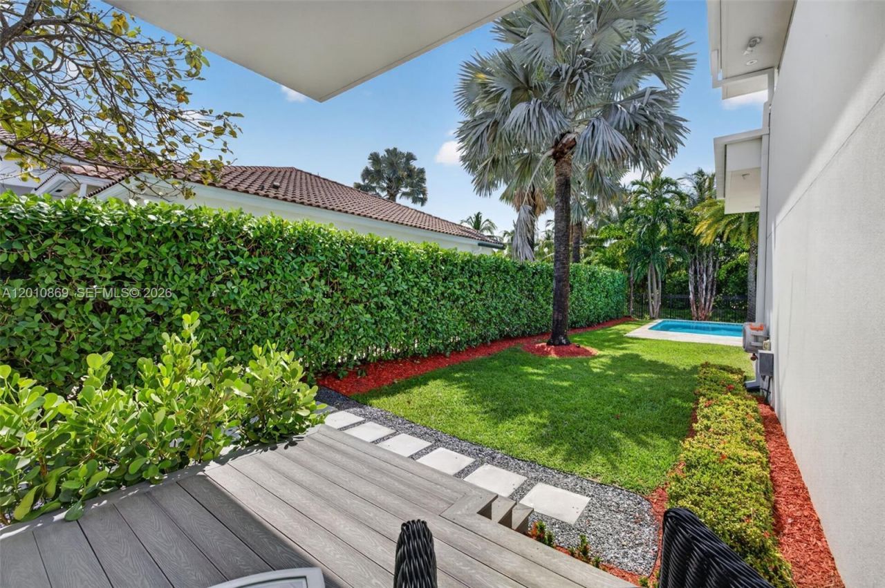 907 Diplomat Pkwy , Hallandale Beach, FL 33009 Photo