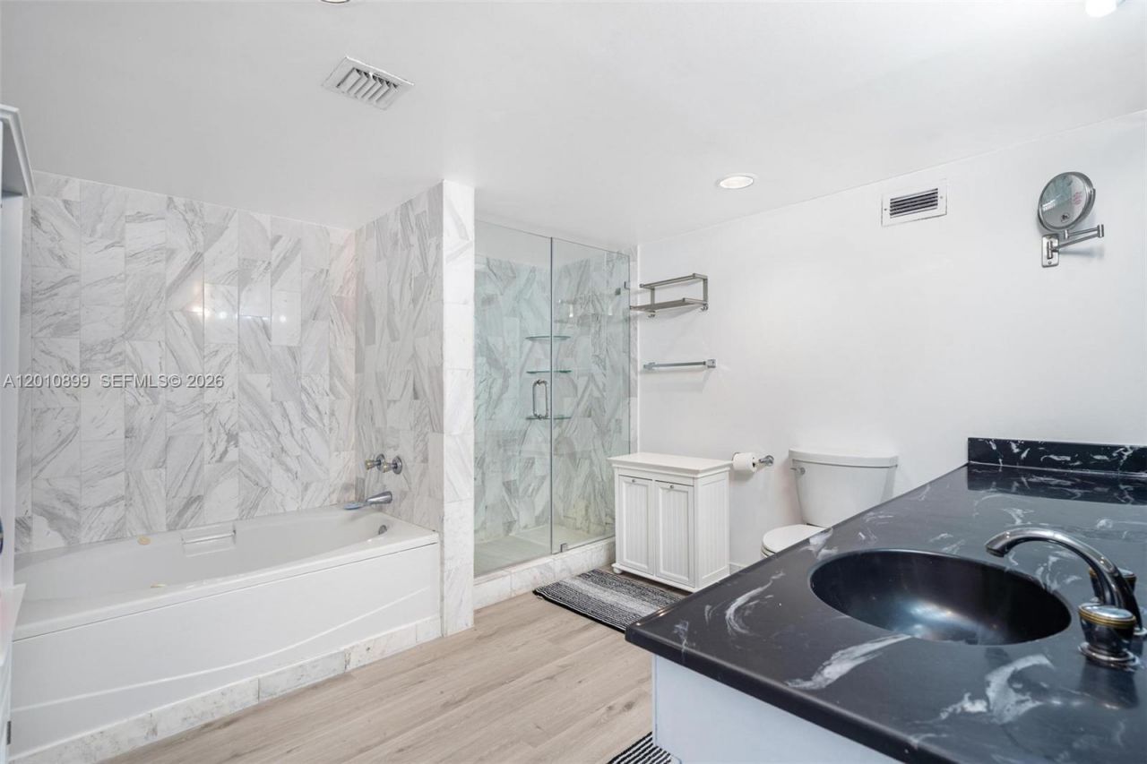 825 Brickell Bay Dr , Unit 2042, Miami, FL 33131 Photo