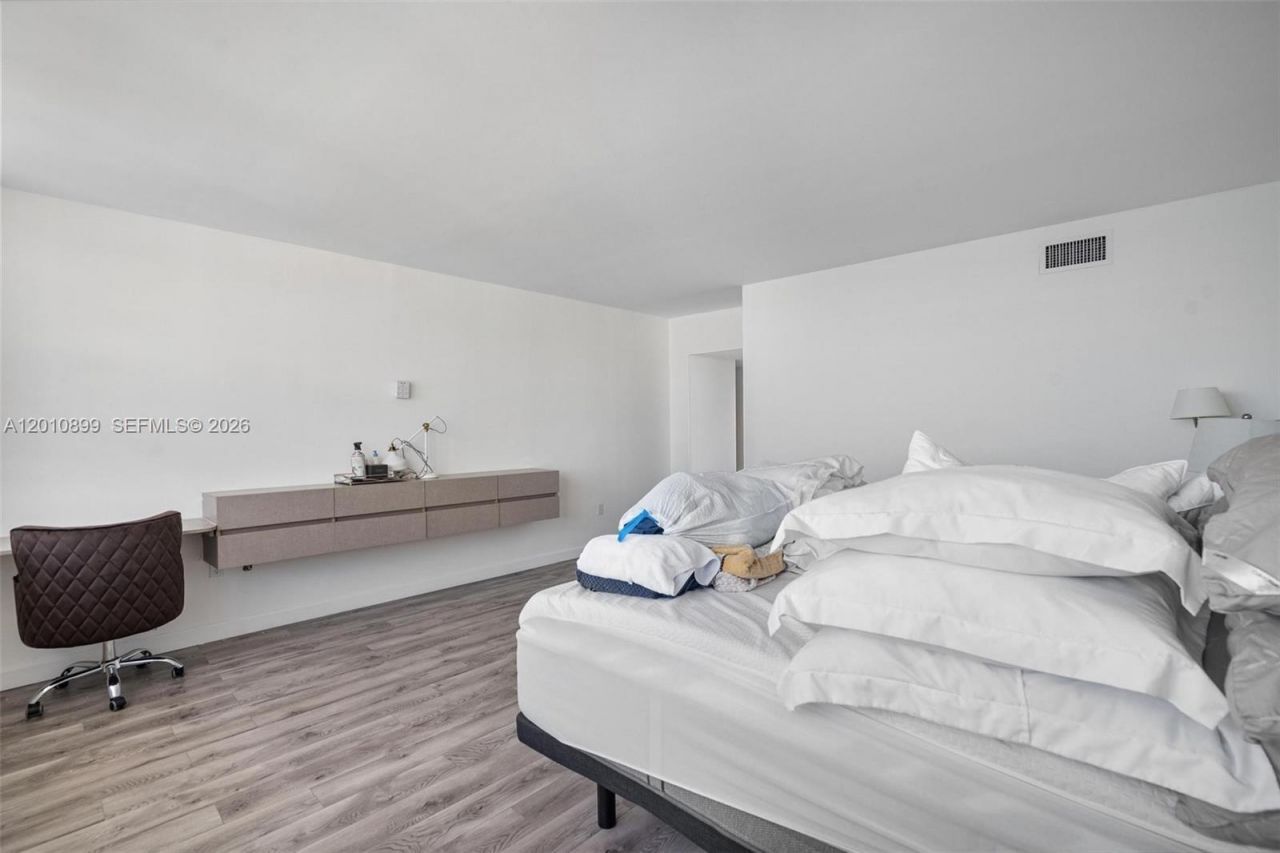 825 Brickell Bay Dr , Unit 2042, Miami, FL 33131 Photo